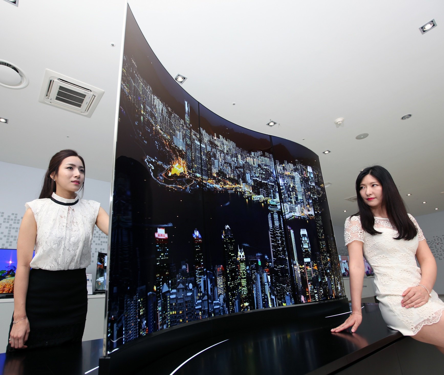 Photo3) LG Display 111-inch Wave Double-sided Display