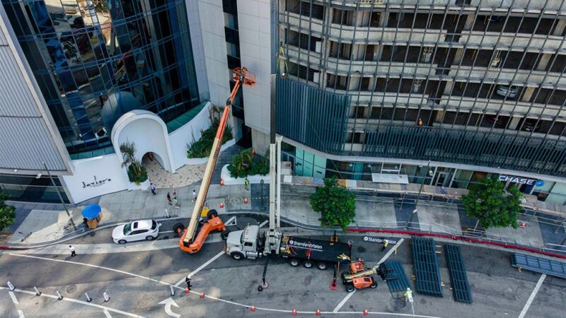 Integrated into the building’s architecture, the display wraps concave and convex sections into a single continuous surface